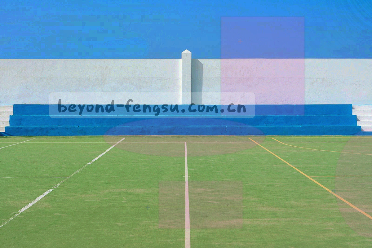 多块屏幕同时显示曲线、条形与轮次表格的抽象画面，蓝色底光，数据以线条与色块呈现