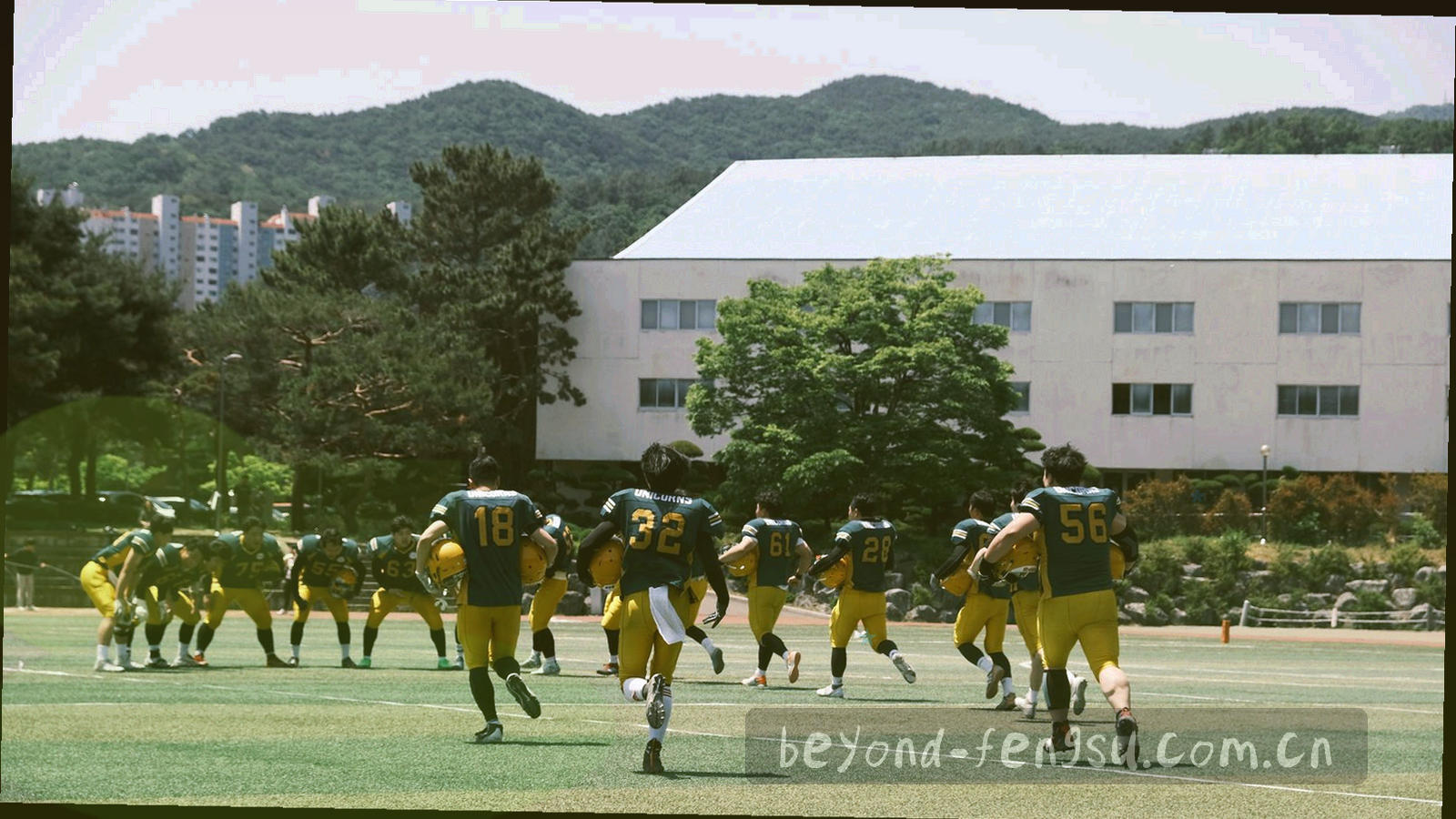 室内大屏上排列整齐的多场赛事数据网格，屏幕外环境昏暗，画面冷调，无可识别文字与人物